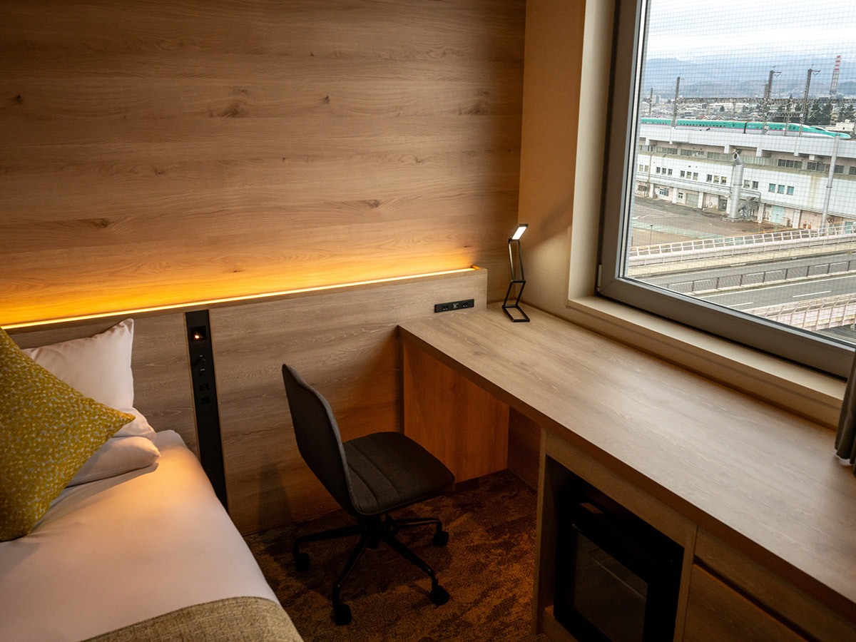 Easy airport access-1 min walk from the station.