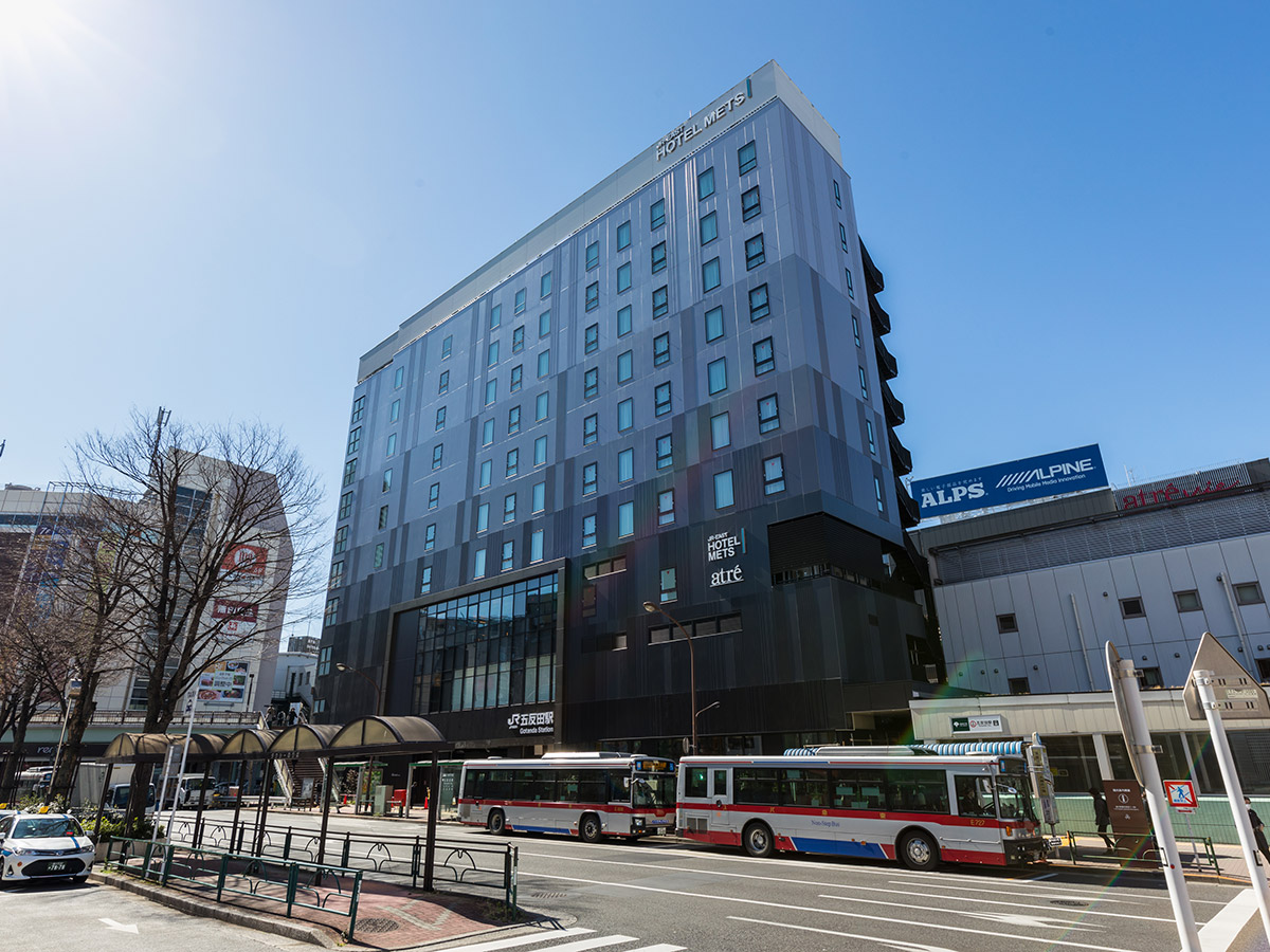 Easy airport access-1 min walk from the station.