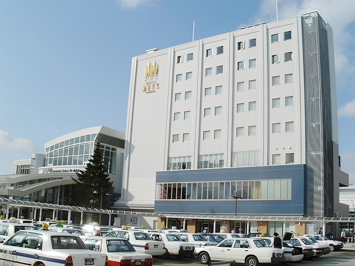 Easy airport access-1 min-walk from the station.