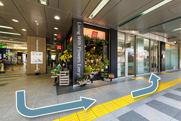 入口にホテルの看板があります。