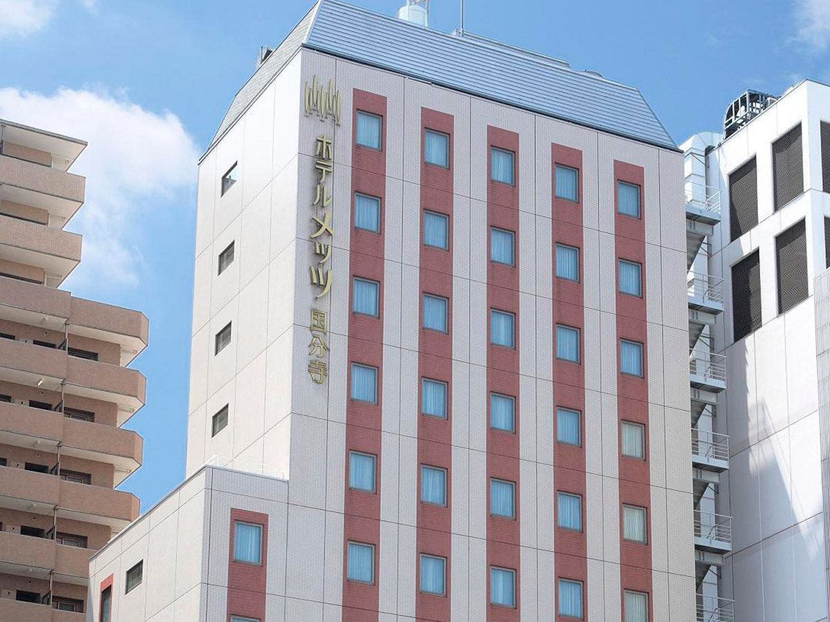 Easy airport access-1 min walk from the station.