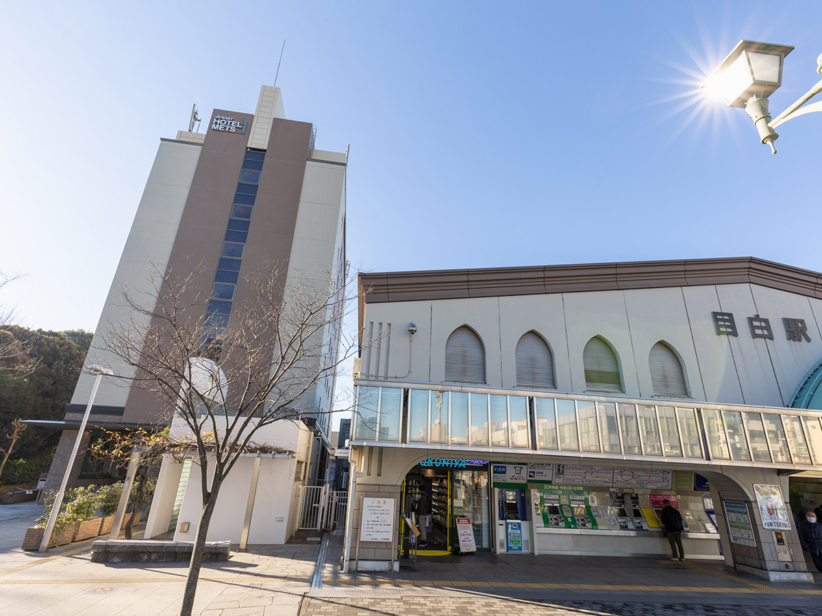 Easy airport access-1 min walk from the station.