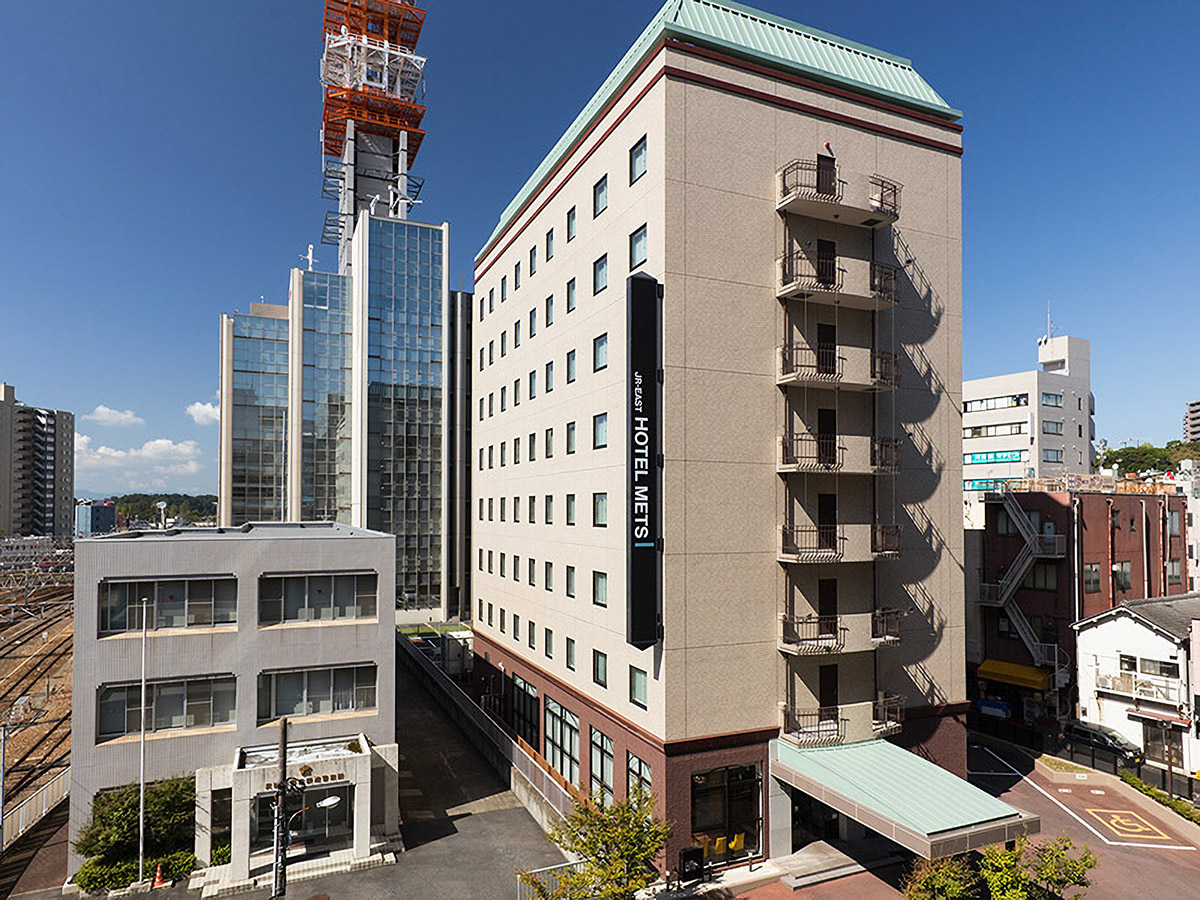 Easy airport access-1 min walk from the station.