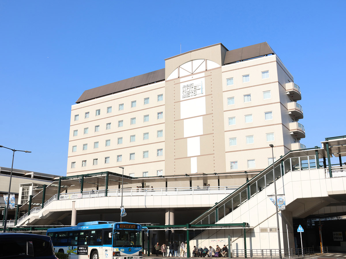Easy airport access-1 min walk from the station.