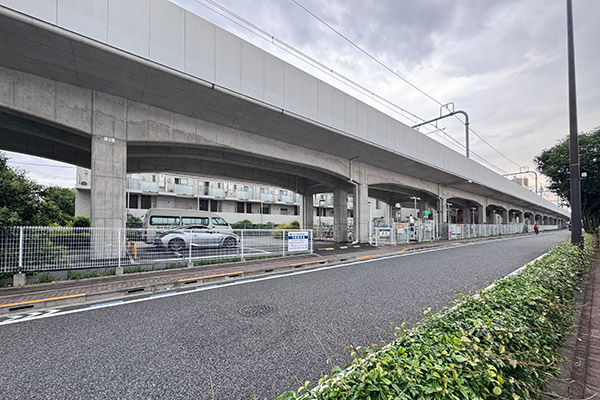 The parking lot is located under the elevated tracks.