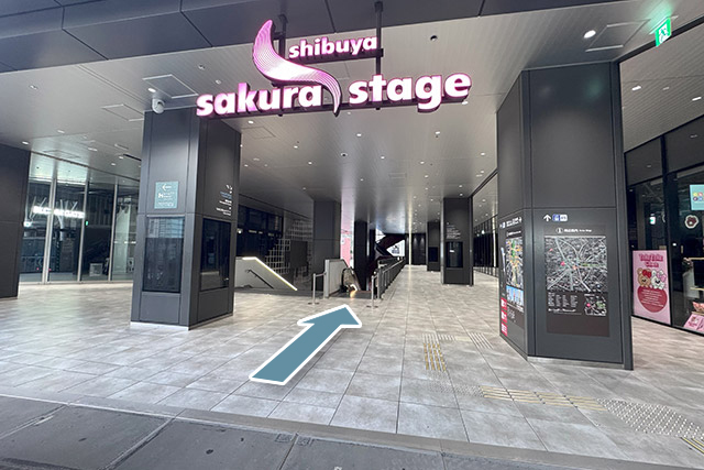 1.新南改札を出て右手の渋谷サクラステージ（3階）に入り、目の前のエスカレーターで2階に降ります（館内のエレベーターもご利用いただけます）。