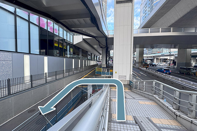 4.地上に降りましたら、後ろ方向（渋谷駅方面）にあるガード下を進みます。