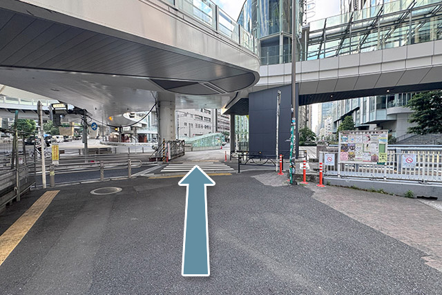 6.階段脇の横断歩道を渡ります。明治通りに入りますので、道なりに直進します。