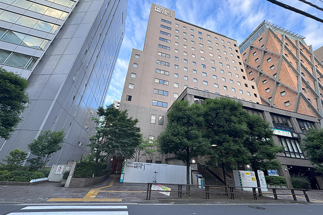 9.ホテルに向かって左側にエントランスがございますので、お入りいただきエレベーターをご利用ください。