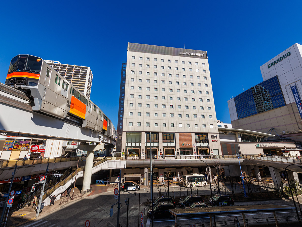 Easy airport access-1 min walk from the station.