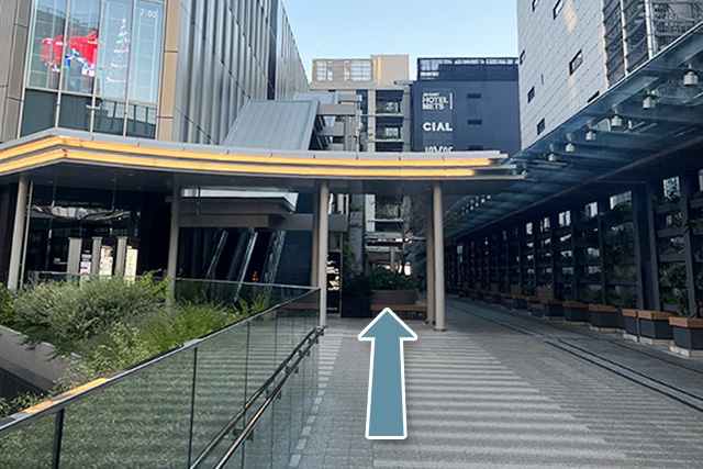 3.Turn left and go straight along Hama Rail Walk.