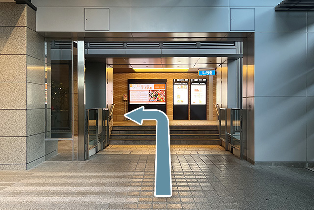 4.Go up the stairs and turn left (There is the ramp on the left side).