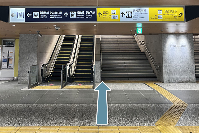 1.From the JR Central Ticket Gate, go toward to the West Exit.