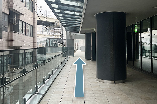 6.Follow the path next to Tully's Coffee to reach Hama Rail Walk.
