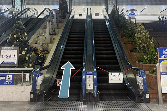 7.Take the escalator to the Central Street of Yokohama Station.